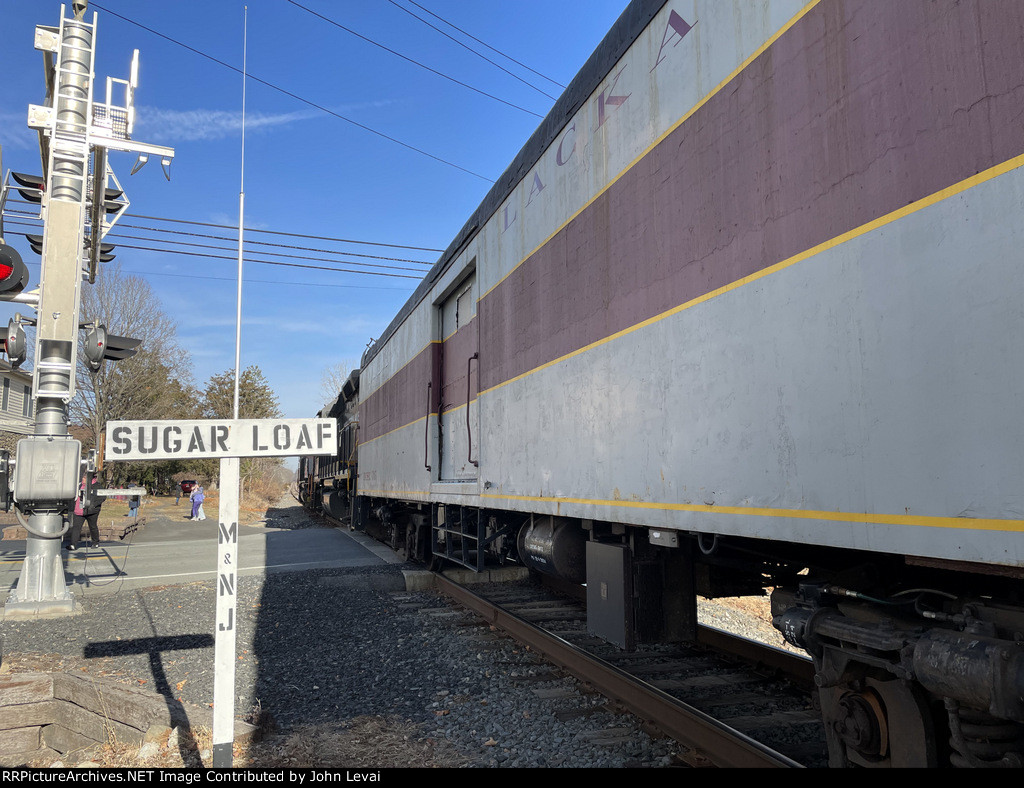 The iconic Sugar Loaf marker next to the EL Power Car 